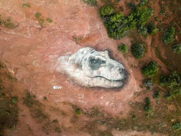 دایناسور های بزرگ روی زمین نقاشی شدند